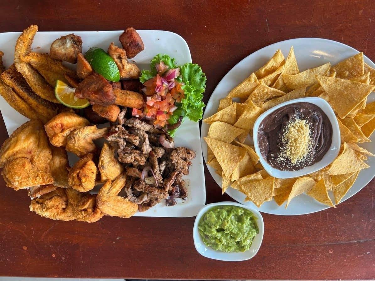 Surtido de alitas, fajitas, chicharrones y tortillas de La Fogata
