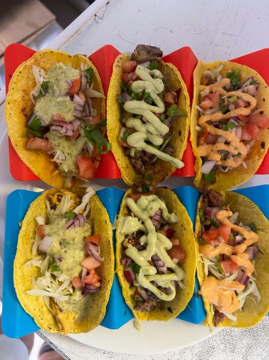 Tacos de La Fogata sobre tortilla de maíz